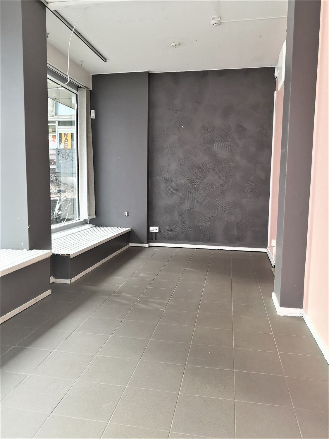 Vuokrataan katutason siisti 25m2 liiketila, jossaa on wc ja pieni keittiökomero. Koko tilan mitalta isot näyteikkunat ka...