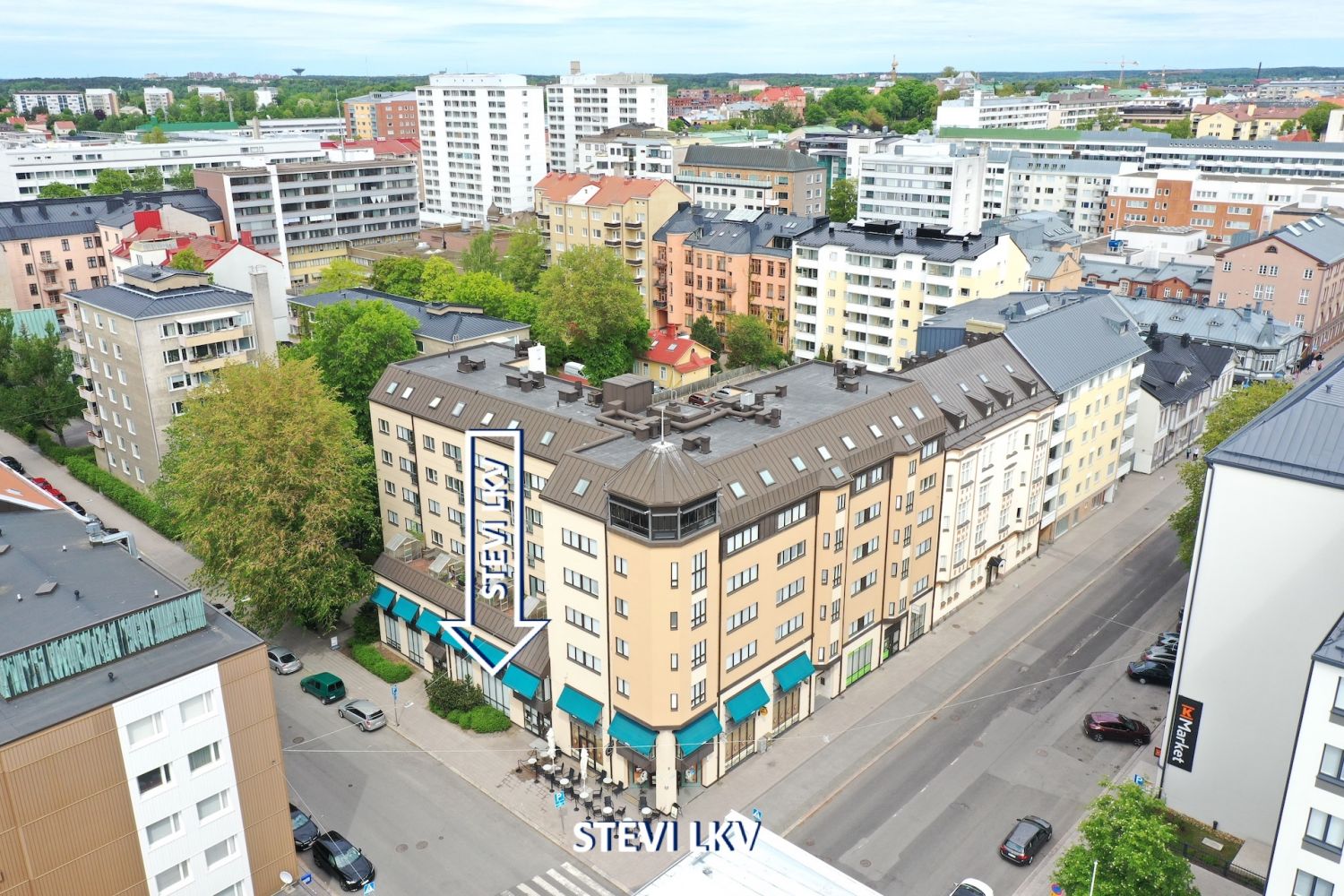 Katutason liiketilaa/toimistotilaa 230m2 *Heti vapaana *3 käynti-ovea *Isot näyteikkunat *Parkkipaikkoja
