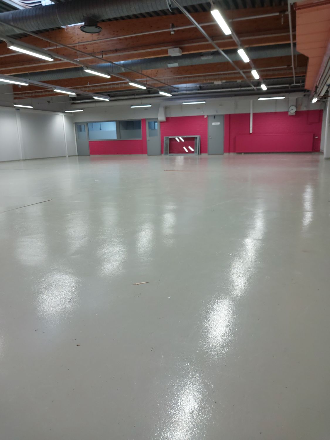 Hyvällä sijainnilla 385 m2 tuotanto/ toimisto/varasto tilaaPallon Tukkikadulta edullinen 385 neliön tuotanto/toimisto/ varastotilaa vapaana.Edullista toimistotilaa Pallon kaupunginosasta, kilometrin päässä Lappeenrannan Keskustasta.Tukkikadun toimitilat sijaitsevat aivan Lappeenrannan keskustan...