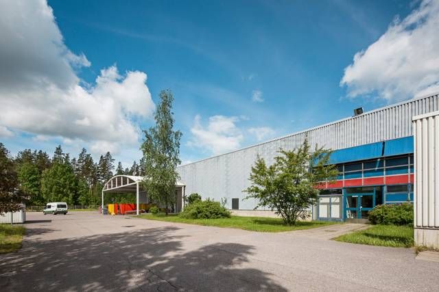 Vuonna 1979 rakennettu teollisuus- ja varastokiinteistö tarjoaa toimivat ja korkeat teollisuus- sekä varastotilat monenl...