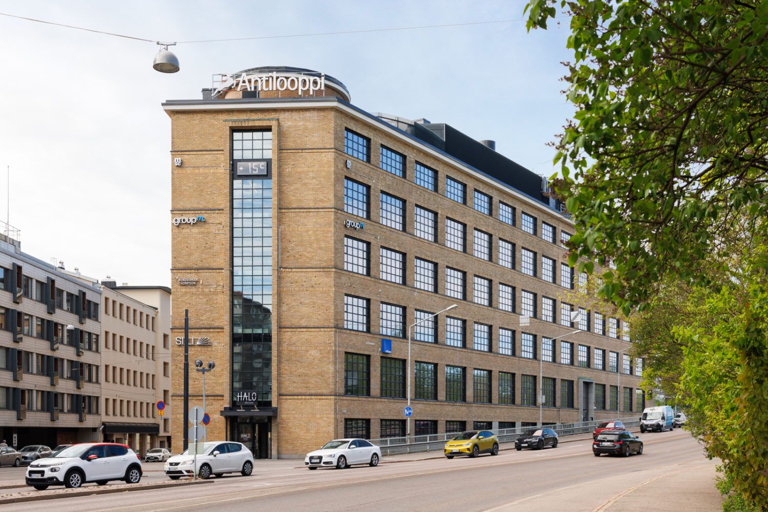 Vuokrattavana 5. kerroksen toimisto upeilla näkymillä ja ikkunoilla, jotka valaisevat koko toimitilan. Tila on täysin re...