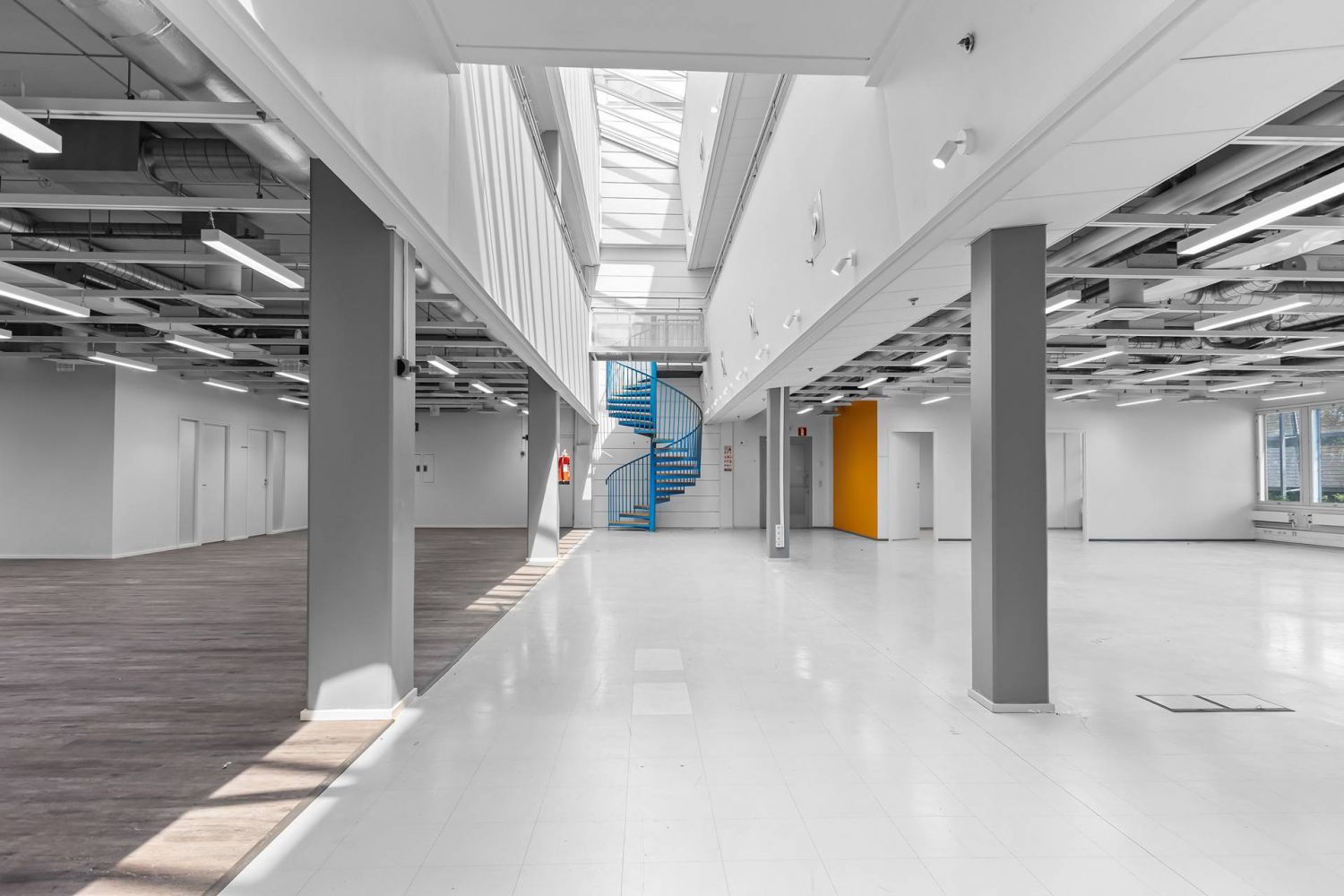 Vuokrattavana kahdessa kerroksessa sijaitseva toimistokokonaisuus, jossa yhdistyvät avo- ja huonetoimistotilat.