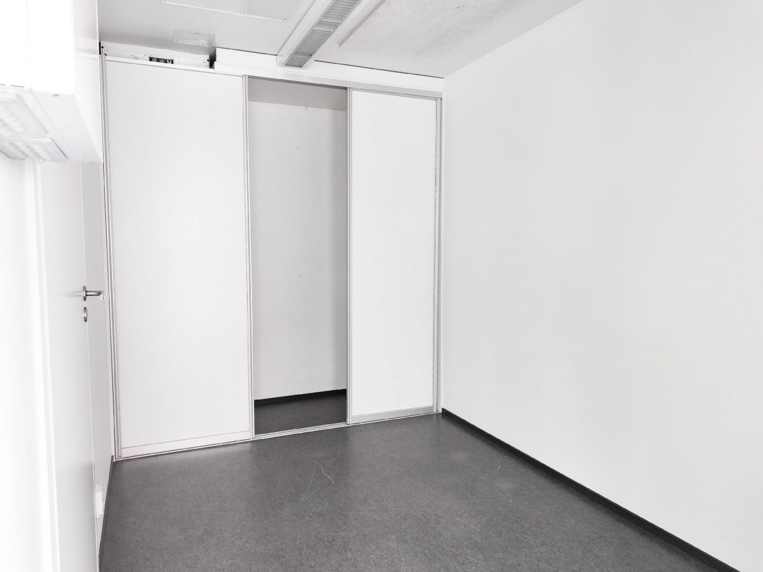 Säilytystiloja WC:n vieressä