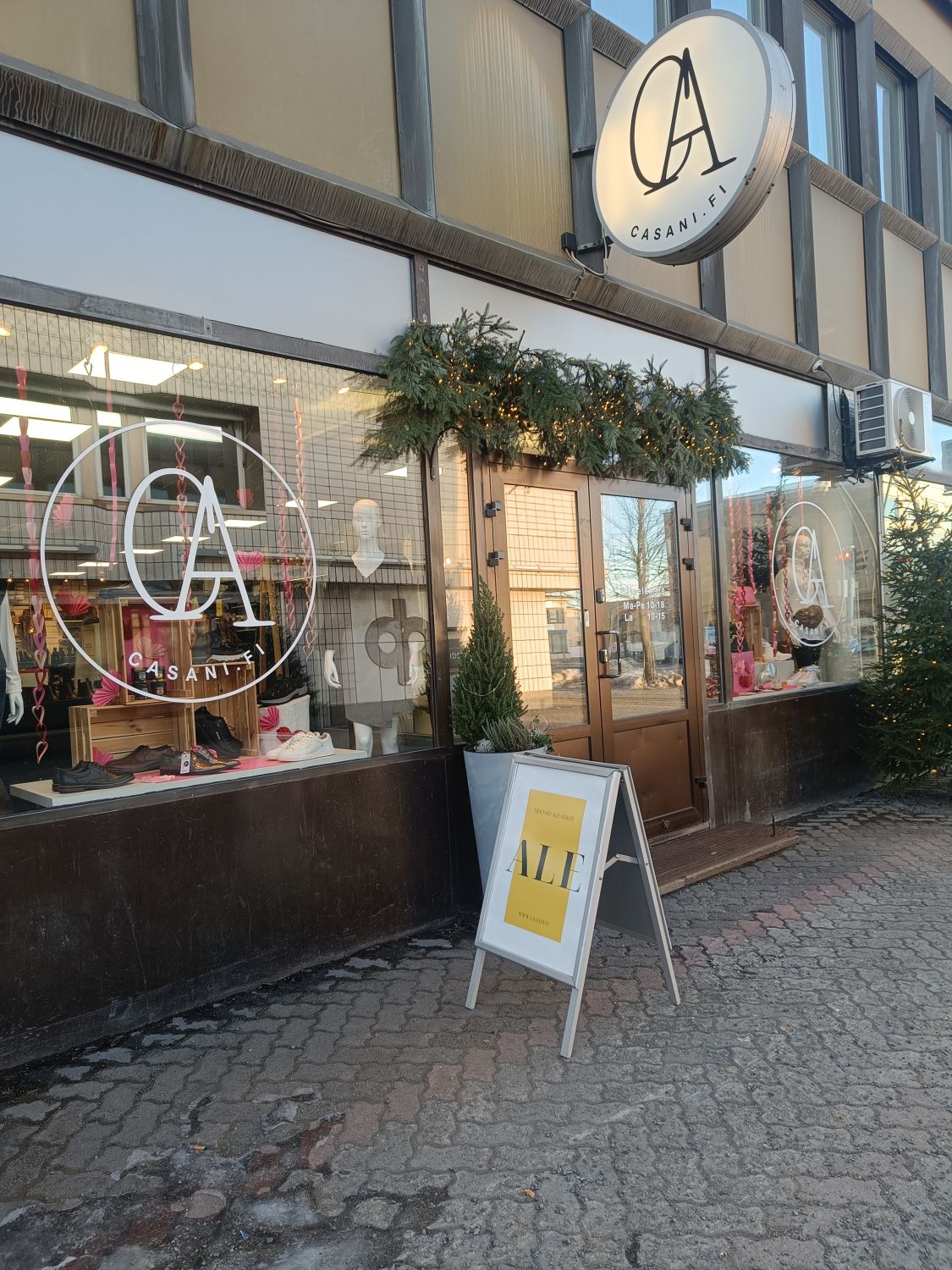 Myydään liiketila Raahen keskustan ytimessä, kävelykadun varrella. Tilassa on 120 m² liiketilaa ja 35 m² varastotilaa alakerrassa. Sijainti on erinomainen, vilkas jalankulkuliikenne ja hyvä näkyvyys.