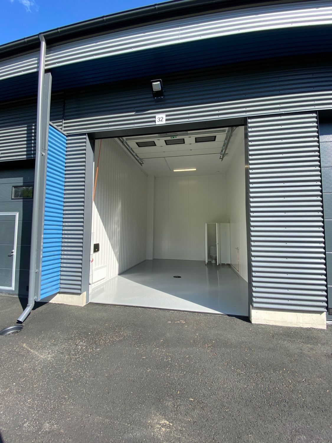 Tilakuva ulkoa sisälle päin