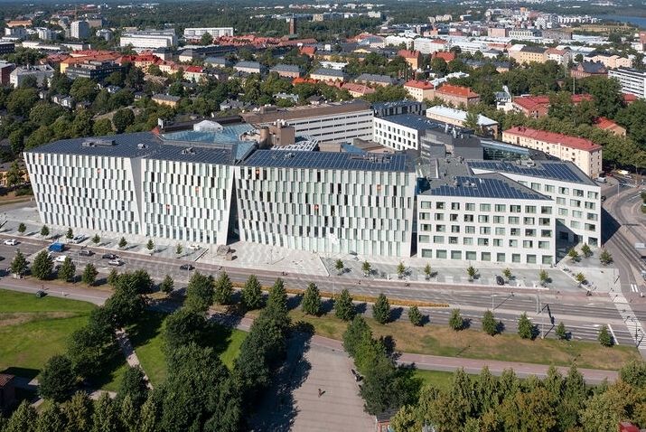 Valoisa ja korkeatasoinen 8. kerroksen toimistotila Päijänteentie 14:n H-talossa. Tilassa on avotoimistoa, neuvotteluhuo...