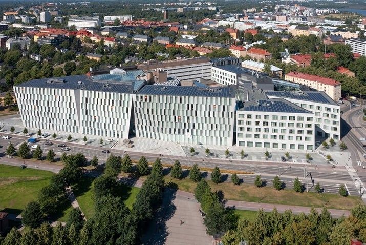 Vuokrattavana koko 8. kerroksen kattava toimistotila Päijänteentie 14:n H-talossa. Viihtyisässä ja korkeatasoisessa koko...