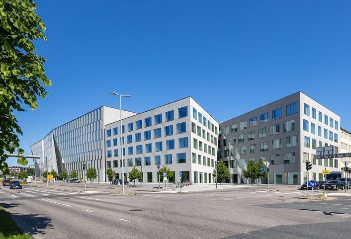 Laadukas 7. kerroksen avotoimistotila Päijänteentie 12:ssa. Rakennuksen kulmassa sijaitsevassa toimitilassa on suuret ik...