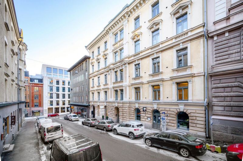 Historiallisen Kasarmitorin välittömästä läheisyydestä upea toisen kerroksen 286 m²  toimisto.