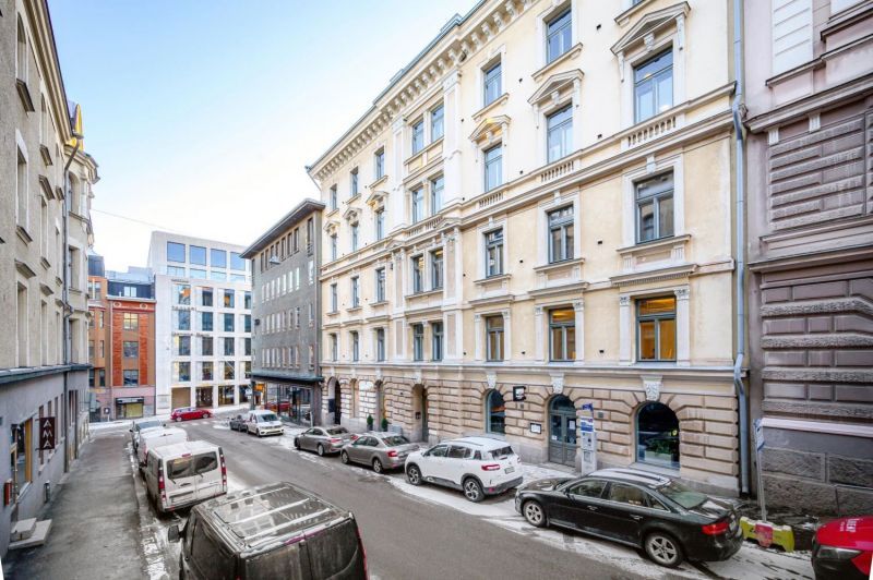 Historiallisen Kasarmitorin välittömästä läheisyydestä upea toisen kerroksen 286 m²  toimisto.