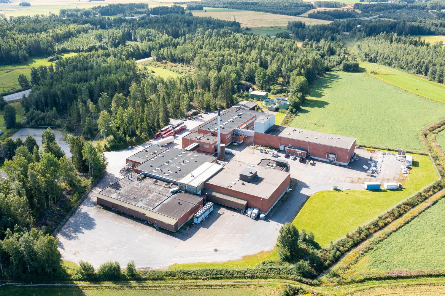 Vuokrattavana entinen tehdaskiinteistö, jossa on useita suuria halleja tuotanto- ja varastokäyttöön.

Tidigare fabriksfa...