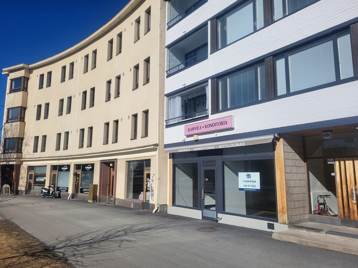 Vuokrataan siisti liiketila perinteikkään Tuiran torin kupeesta. Huoneisto sopii myös toimistokäyttöön.
Selkeä huoneisto...