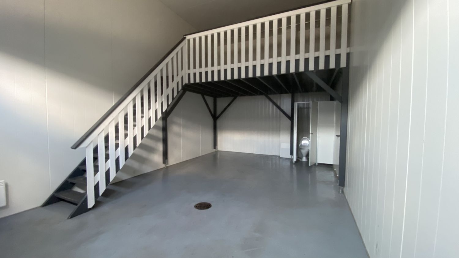 Tikkurilan Talliosakkeelta monikäyttöinen varasto, autotalli, harraste-, toimitila 133. Tilassa varastotaso, wc sekä sui...