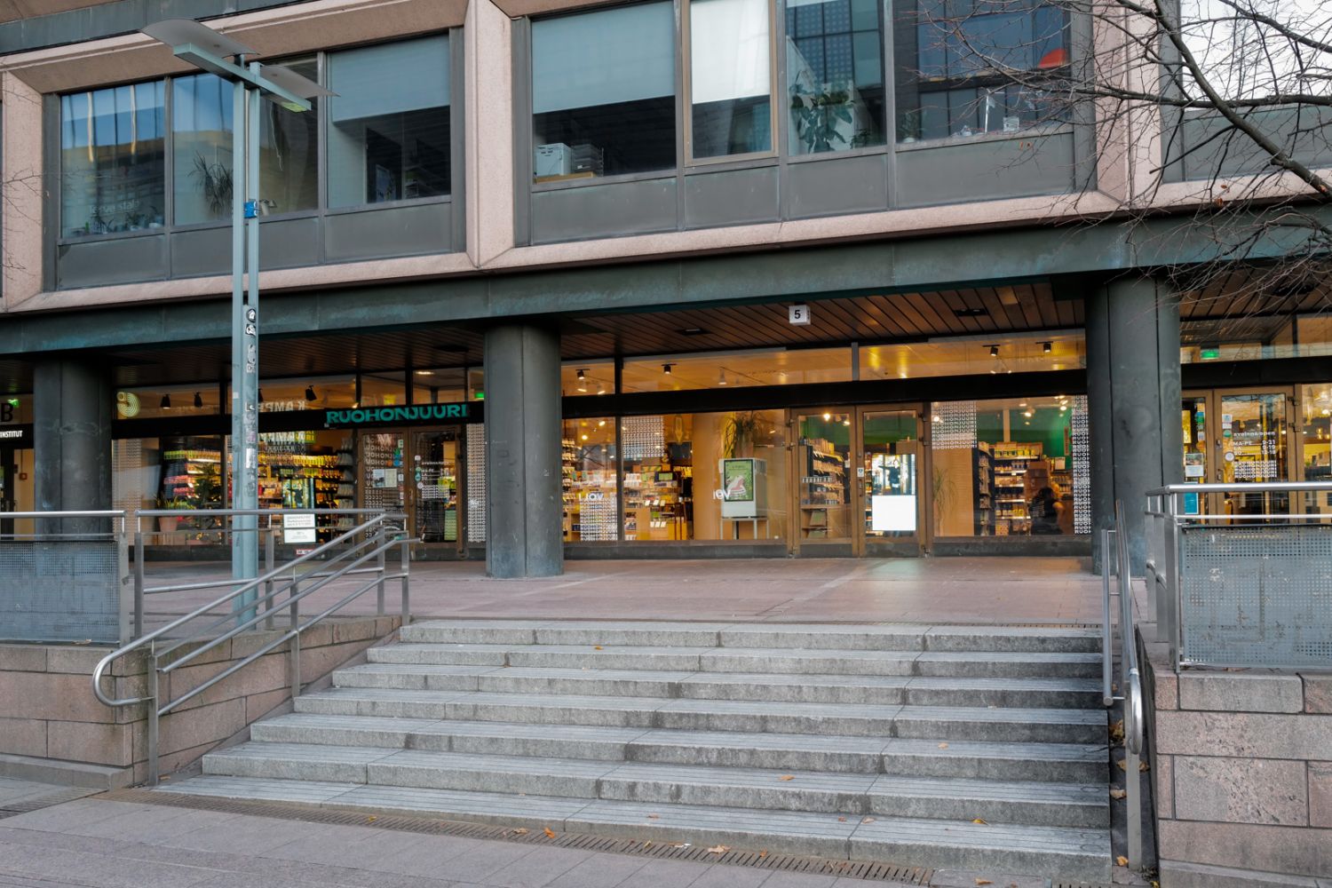 Vuokrattavana 2. kerroksen 550 m2 toimistotila Helsingin keskustan sydämessä, Kampin kauppakeskuksen vieressä.