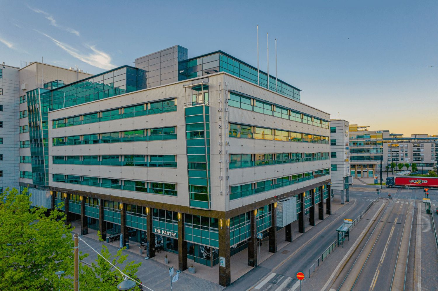 Vuokrataan ylimmän kerroksen muuntojoustava 378m2 monitilatoimisto täysin peruskorjatusta, modernista pääkonttoritason t...