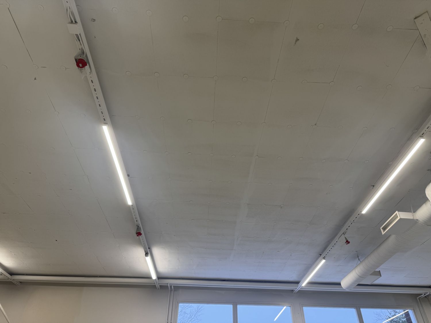 LED valot korkean osan katossa