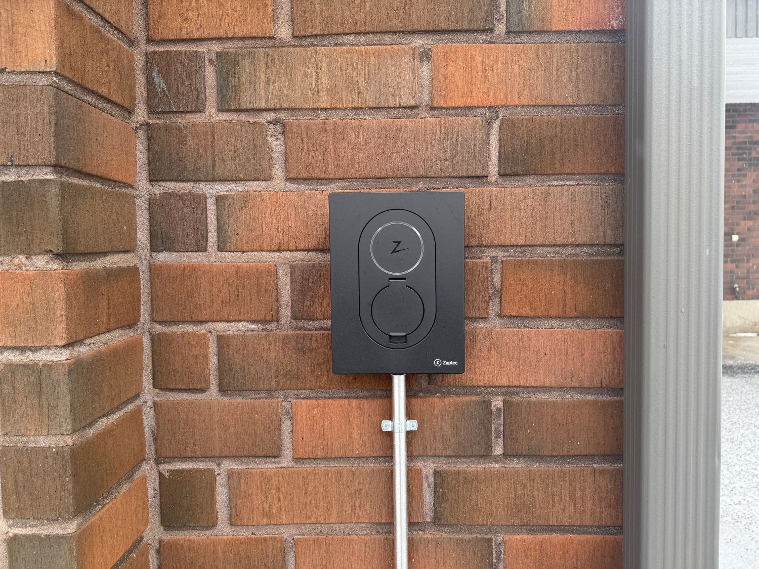 2 sähköauton latauspaikkaa