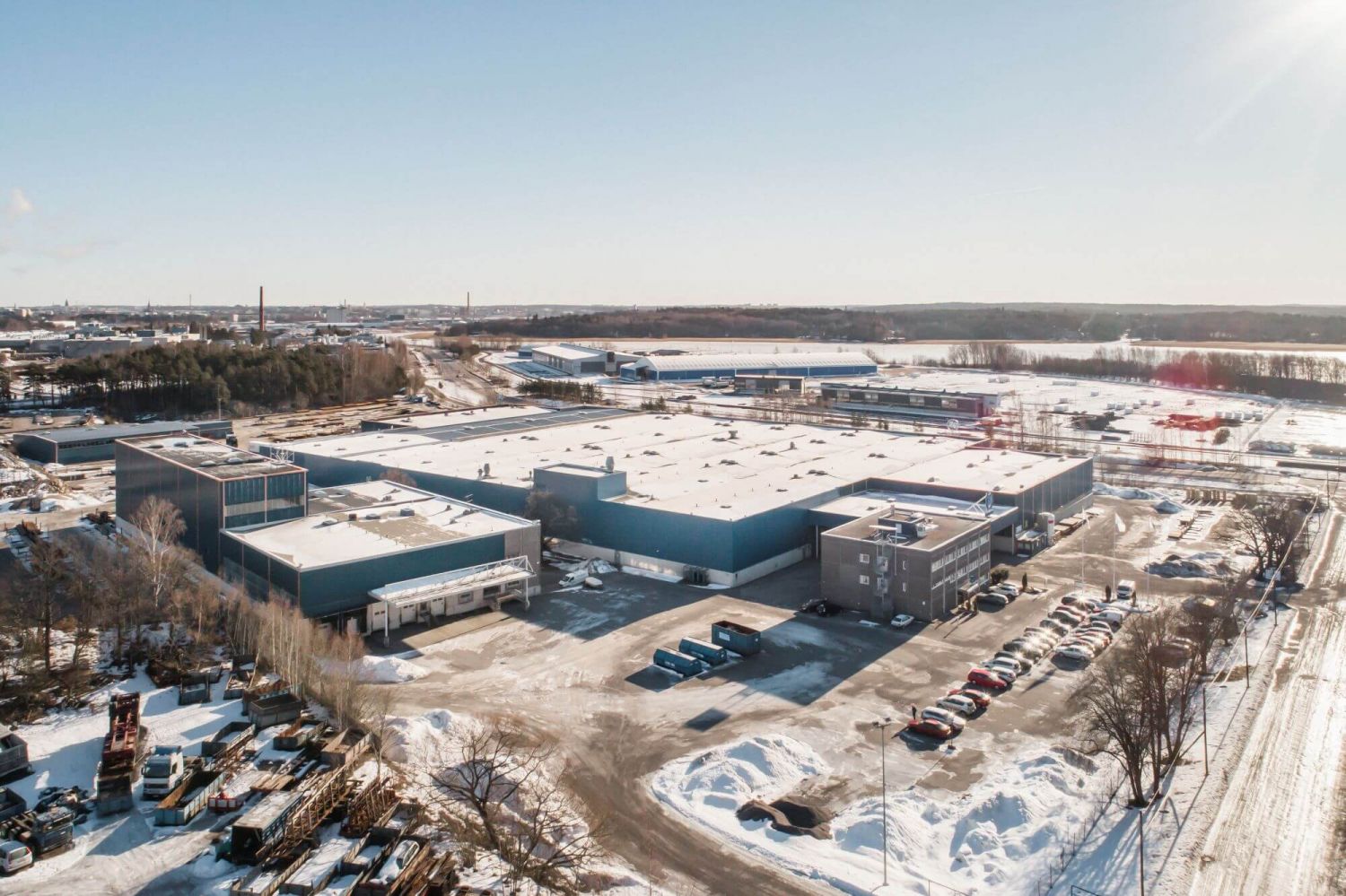 Varasto-/logistiikkahalli joka koostuu lämpimästä, 7m korkeasta tilasta 2230m2, sekä kylmästä katettua varastotilaa 1200...