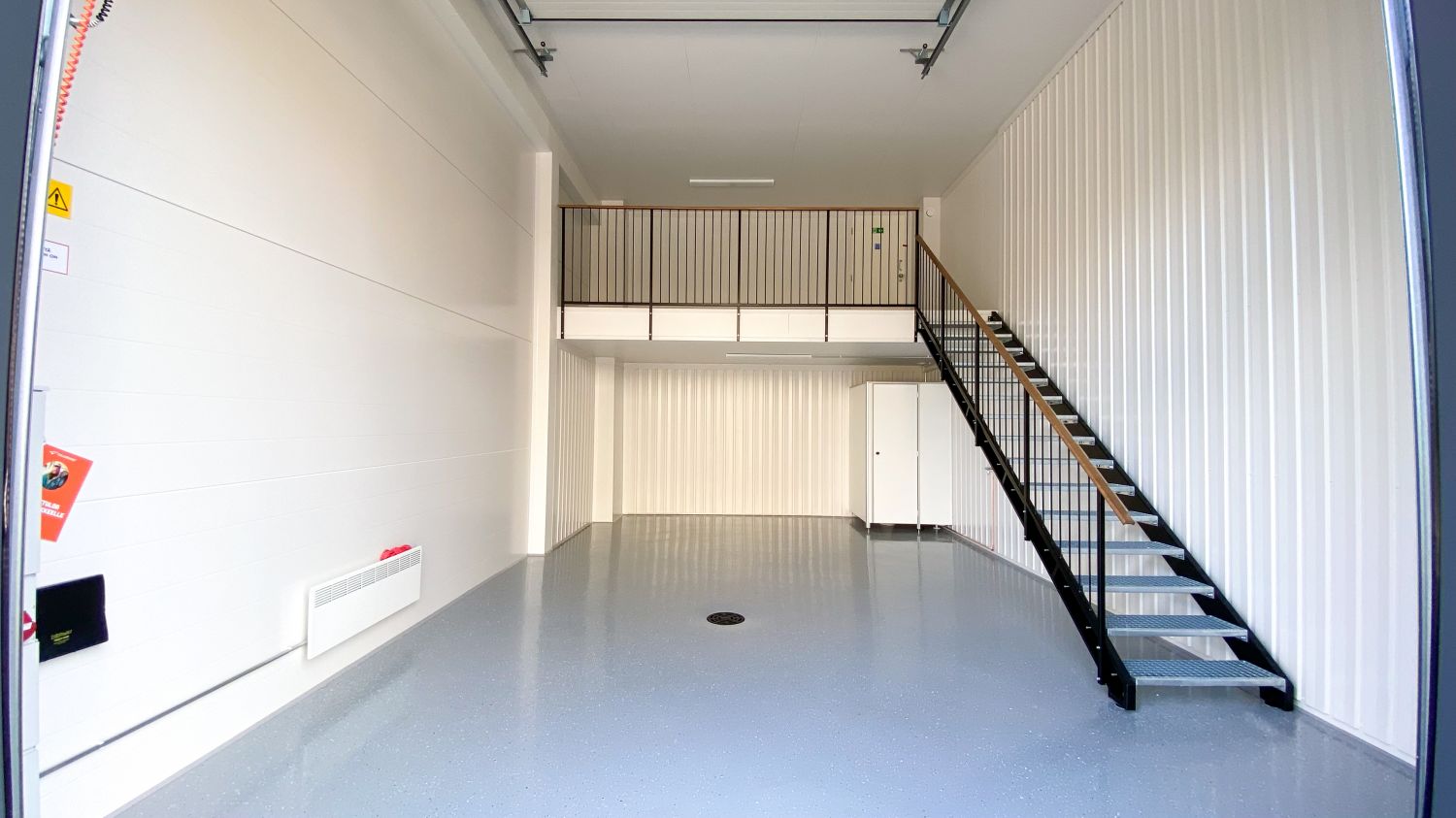 KOY Skanssin Talliosake 2 monikäyttöinen ikkunallinen ja valoisa varasto, autotalli, harraste-, toimitila 3. Tilassa par...