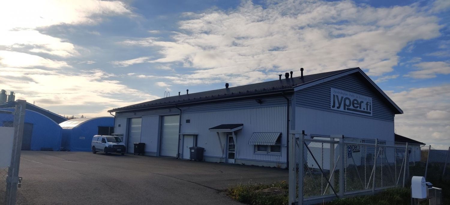 Teollisuushalli Seppälänkankaalla aidattu piha