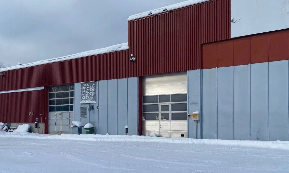 Vuokrattavana 335m2 varasto- ja tuotantotilaa Espoon Keran teollisuusalueella. Tila soveltuu  tuotantoon, kokoonpanoon ja varastointiin yrityksille, jotka arvostavat korkeaa hallitilaa ja sisään ajettavuutta (läpiajettava). Tiloissa on suuret nosto-ovet, lattiakaivot, sekä 16 000 kg siltanosturi, jo...