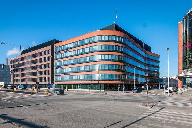 Vuokrattavana 2. kerroksen valoisaa, modernia, avaraa ja korkeaa avotoimistotilaa.