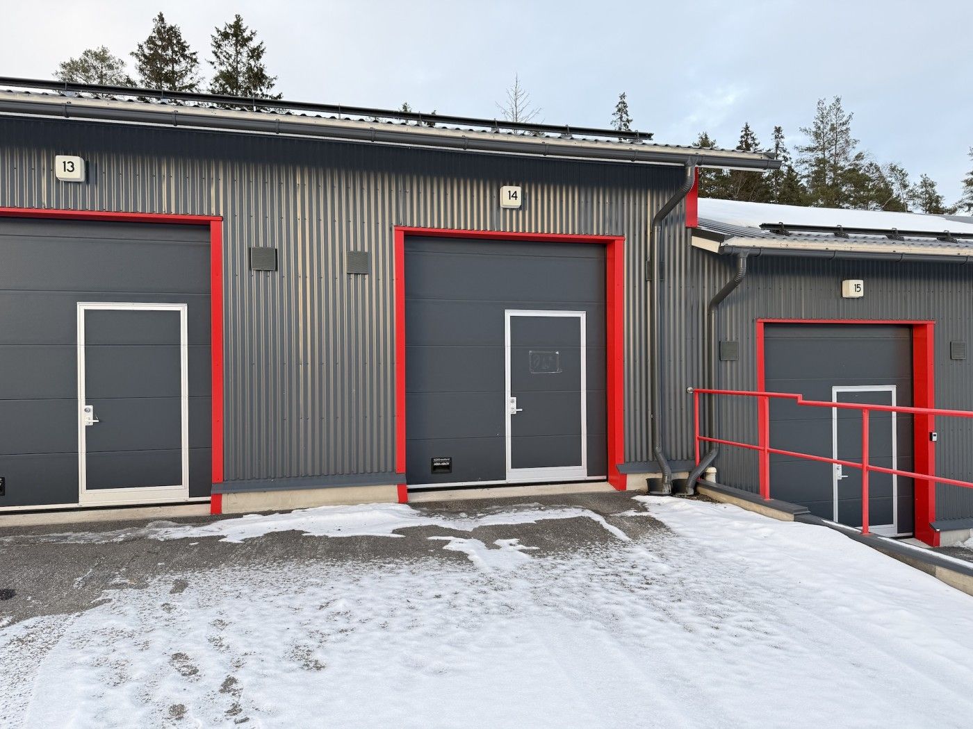 Heti vapaa 44 m2 halliosake Raision ja Turun rajan tuntumasta, vuonna 2020 valmistuneesta, hyvin hoidetusta halliyhtiöstä.+ Edullinen hoitovastike sisältää lämmityksen+ Oma tontti+ Hiekan- ja öljynerotuskaivo+ Hyvät kulkuyhteydetKiinteistö sijaitsee Ohikulkutien vieressä helposti saavutettava...