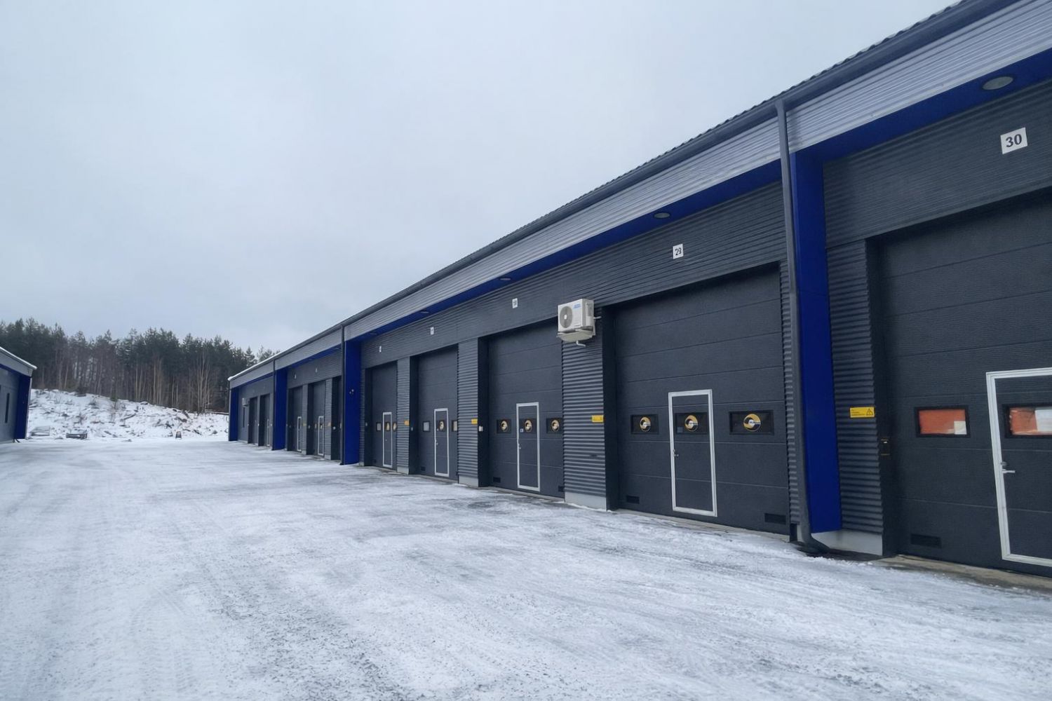 MONIPUOLINEN HALLI- & TOIMISTOKOKONAISUUS – YHTEENSÄ 220 m²