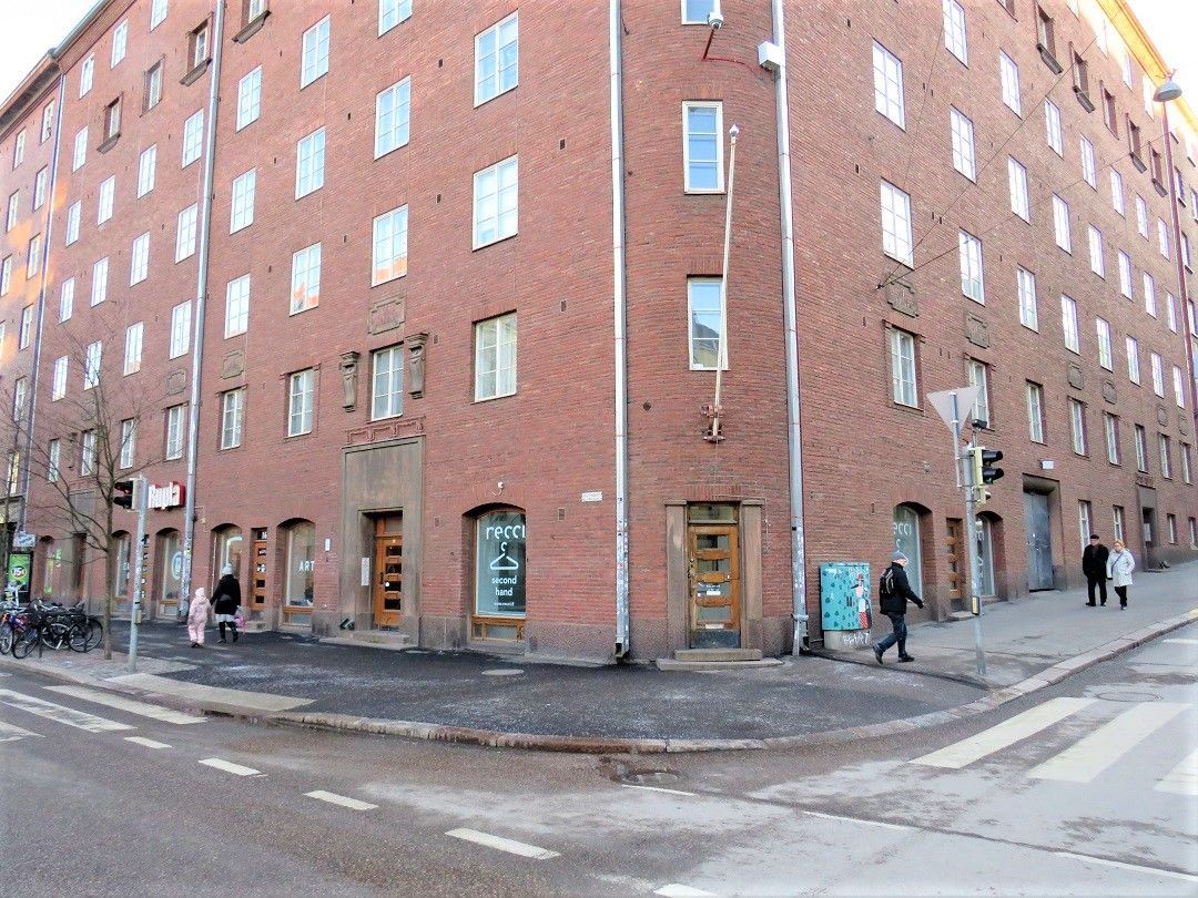 Vuokrataan myymälätila Kalliosta näkyvältä paikalta Helsinginkadun ja Fleminginkadun kulmasta. Katutason myymälätila on noin 80m2 ja alakerran varasto noin 15m2. Tilaan on kaksi sisäänkäyntiä. Tila ei sovellu kahvila- ravintolatoimintaan. Lisätietoja soita 020 730 4530 tai info@repoint.fi. Palvelumm...
