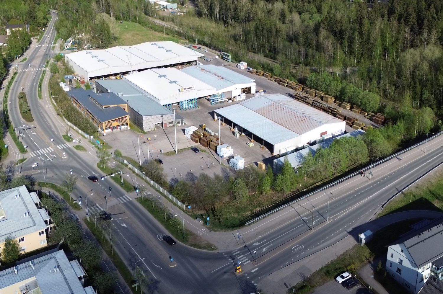 890 m2 lämmitätöntä hallitilaa - erinomainen logistinen sijainti lähellä Lahdentietä. Korkeat nosto-ovet 4,87 m ja 4,17 ...