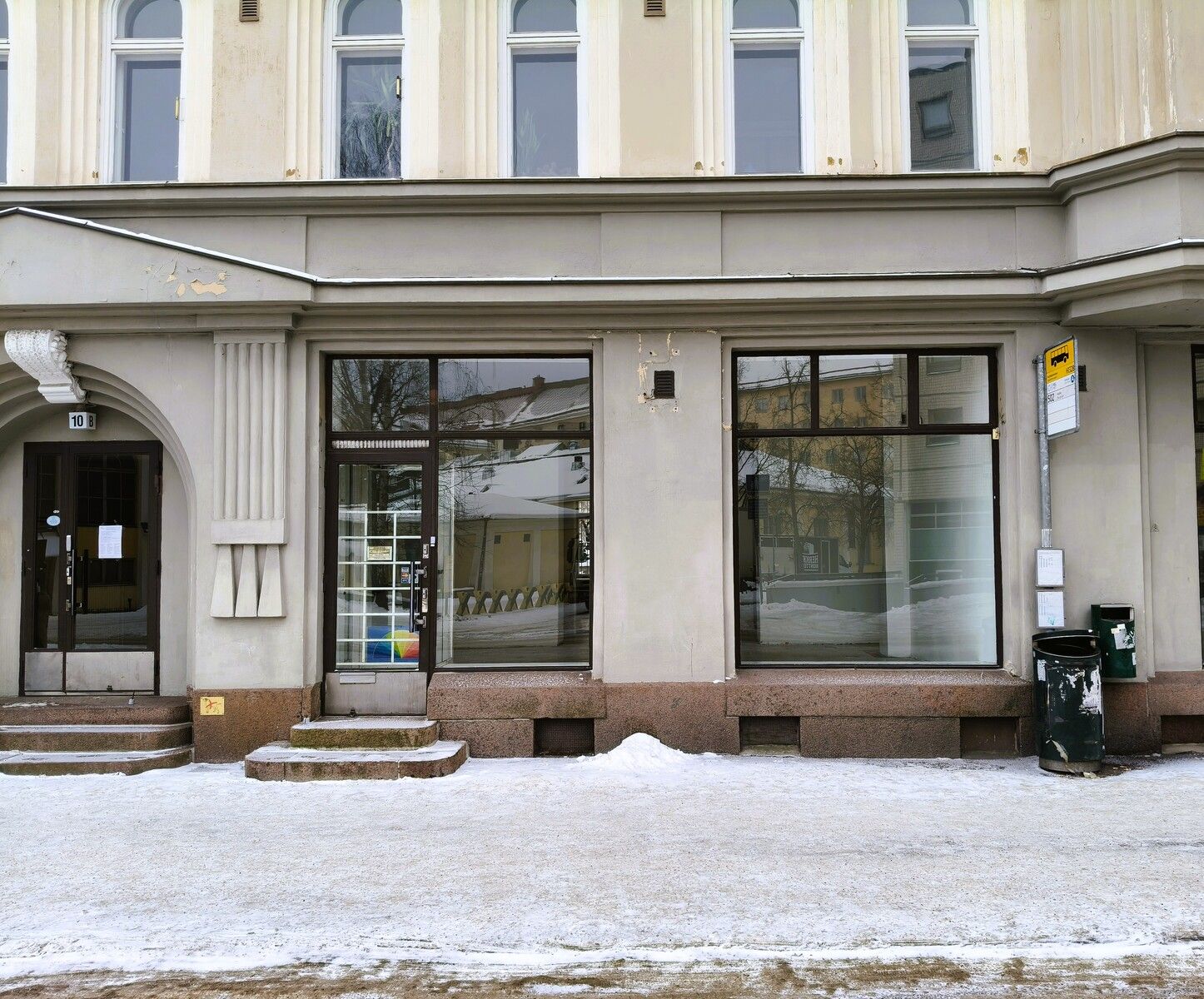 Eino Leinon kadun ja Töölönkadun kulmatalossa sijaitseva avara liiketila.  Hyvä sijainti, mm. bussipysäkki ihan vieressä...