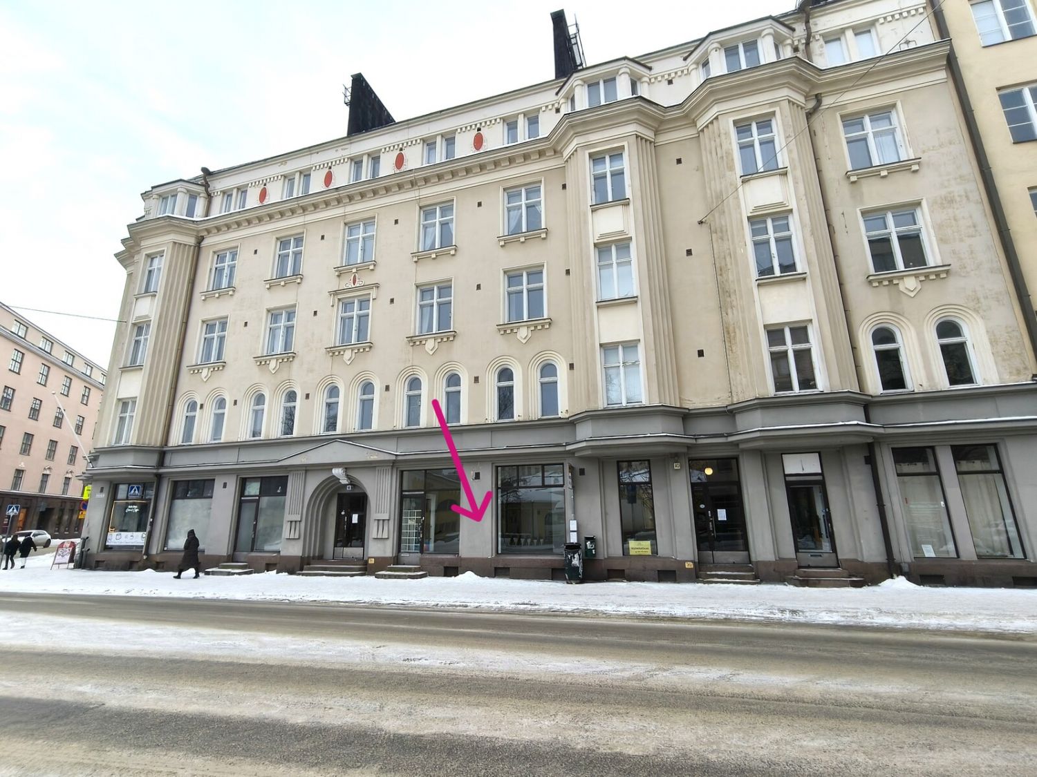 Eino Leinon kadun ja Töölönkadun kulmatalossa sijaitseva avara liiketila.  Hyvä sijainti, mm. bussipysäkki ihan vieressä. Yläkerrassa/katutasossa 67,8 m2 eli 2 huonetta ja wc ja alakerrassa yksi varastohuone, noin 40 m2. Sisääntulokerros juuri pintamaalattu, lattiamateriaalissa kuunnellaan vuokral...