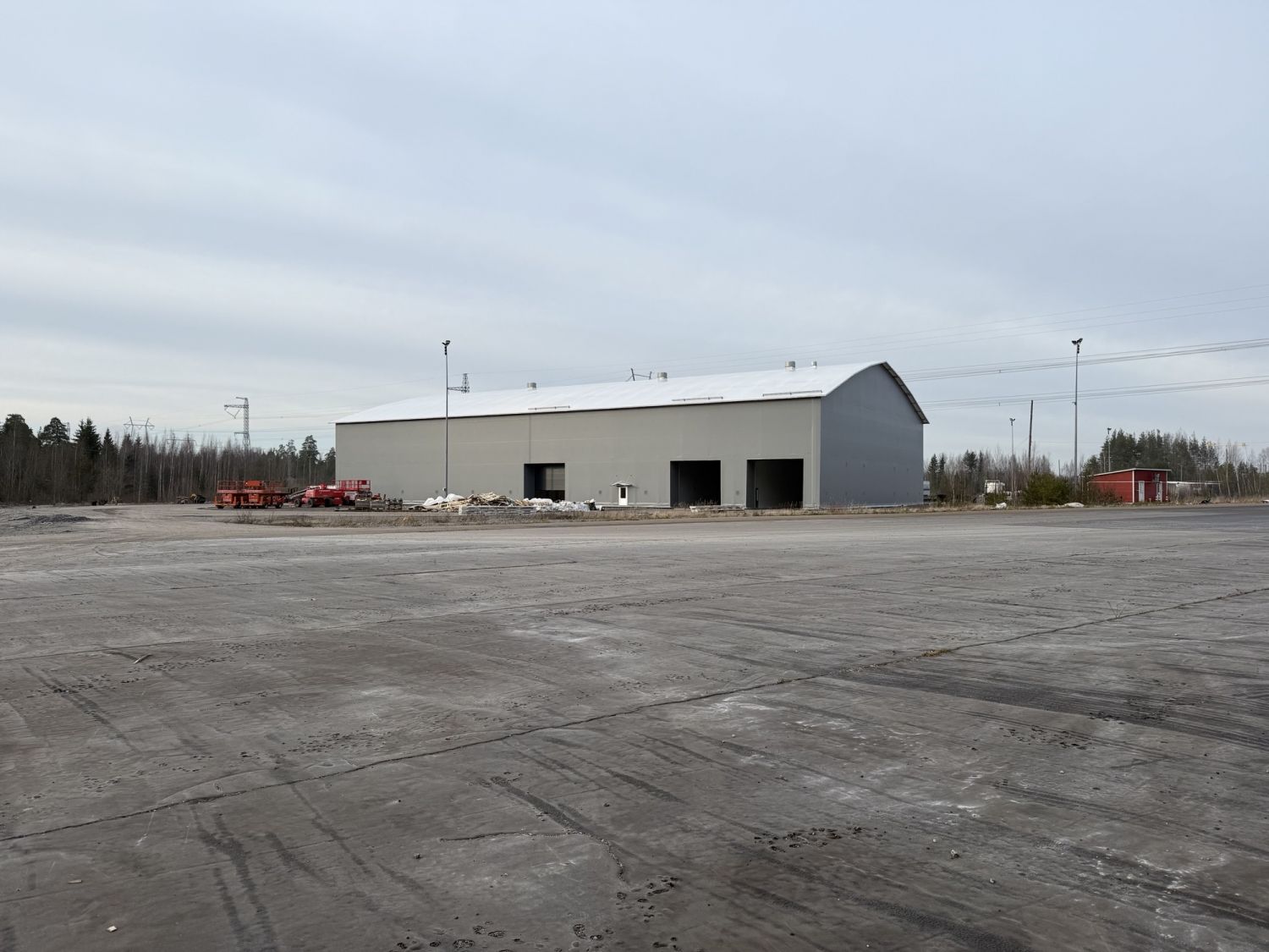 Korkeat hallit 260 m2 + 260 m2 + 2040 m2, vapaa korkeus 10 m - HETI VAPAA