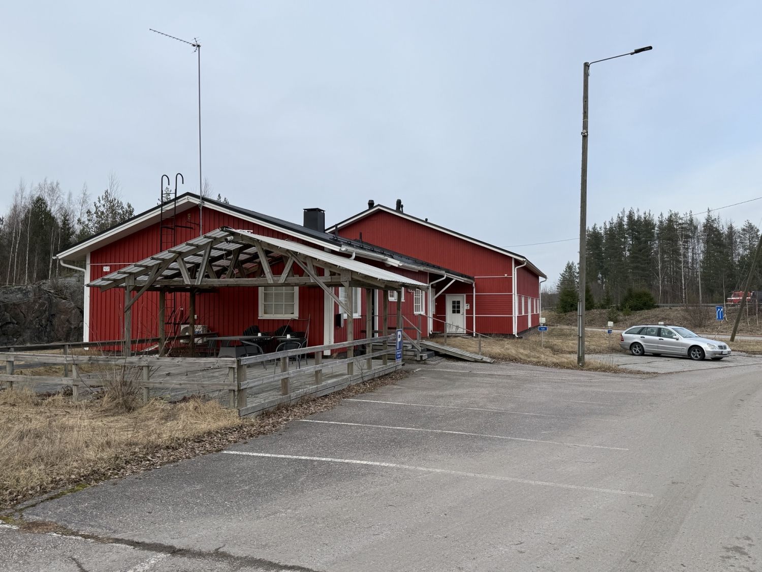 Koulutustila ja autohalli