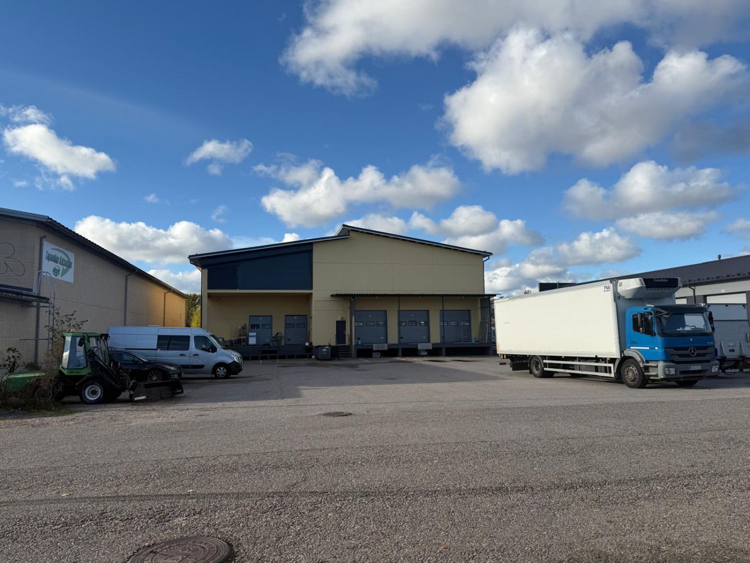 Elintarvikkeille varasto 500 m + pakaste ja kylmätilaa 500 m2 + toimisto 130 m2 + asunto 130 m2 