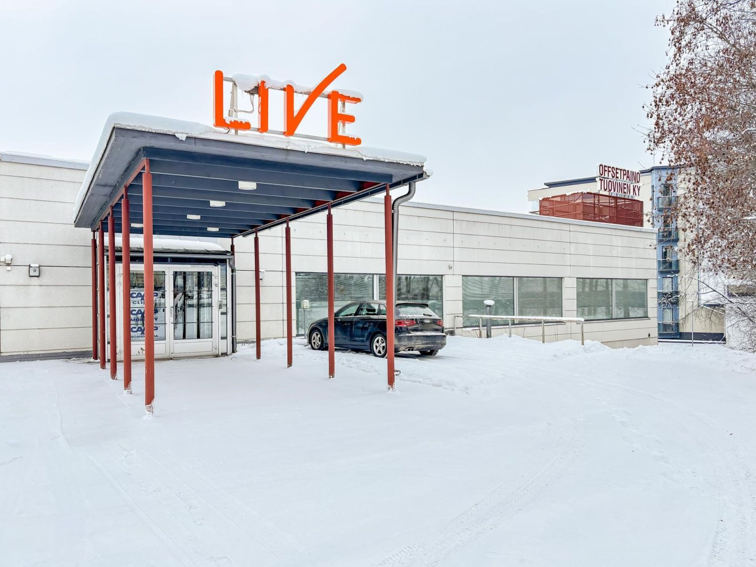 Tarjolla 697m2 liike/toimistotilaa toimivalta paikalta Itkonniemestä!Tilaan on helppo kulku Itkonniemenkadun suunnalta, sekä toinen sisäänkäynti sijaitsee talon takapuolella. Tila soveltuu monipuoliseen käyttöön toimistoksi, hoitotilaksi tai muuksi liiketilaksi. Tilassa on runsaasti ikkunoita, ja h...