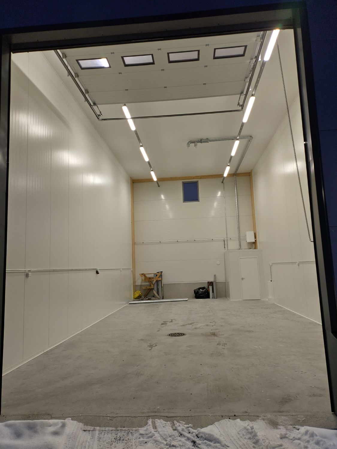 uutta hallitilaa,korkeus 7m,ovikorkeus 5m.
hallissa wc sekä suihku,lämmitys lattialämmitys,lämmityskustannukset sisältyv...