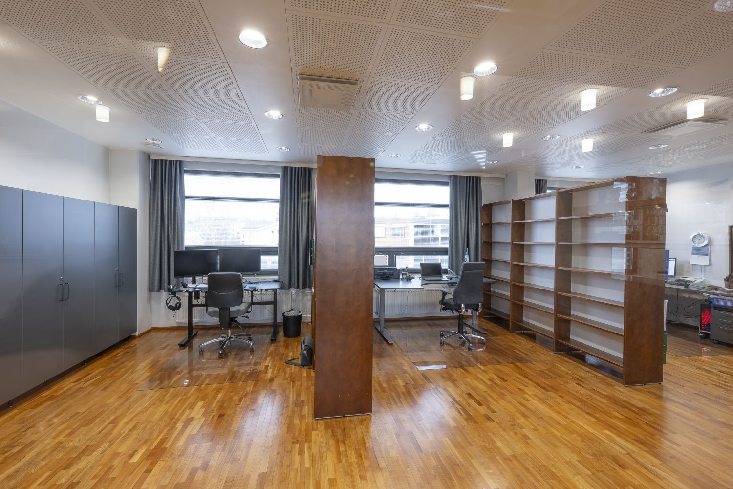 Työtilat jaettu kalusteilla