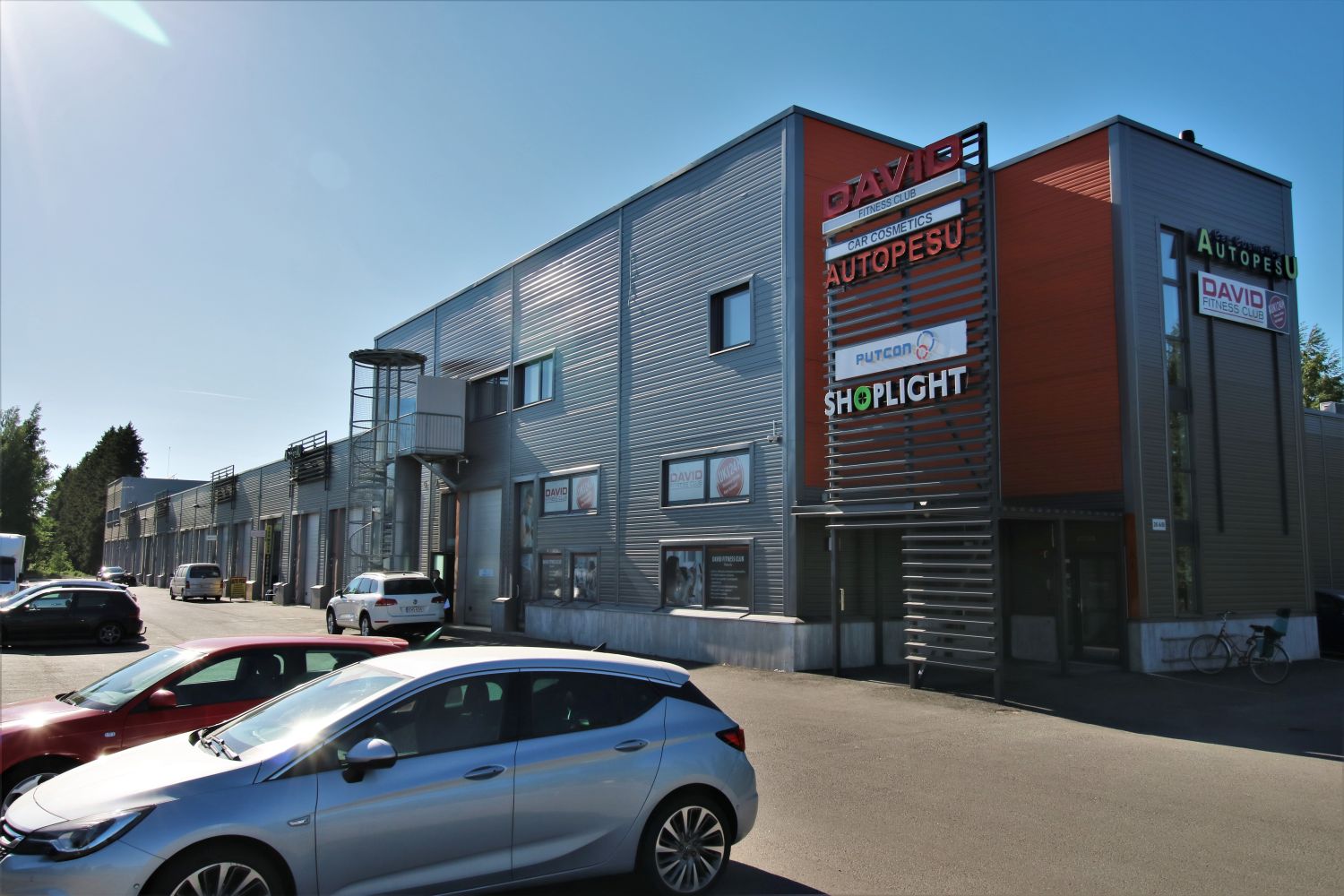 Varusteltu monitoimihalli sähköisellä nosto-ovella ja erillisellä käyntiovella, hyvin hoidetussa kiinteistössä.