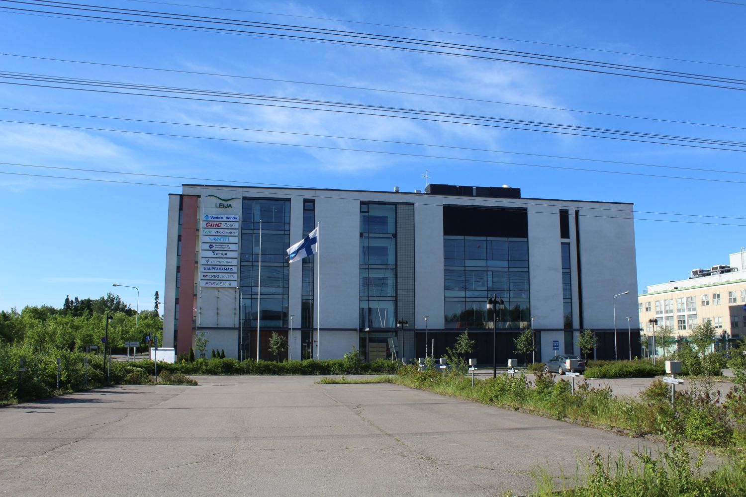 Vuokrattava toimistotila 2.krs n. 90 m². Toimistotiloja 5.krs n. 200 m² ja 25 m².