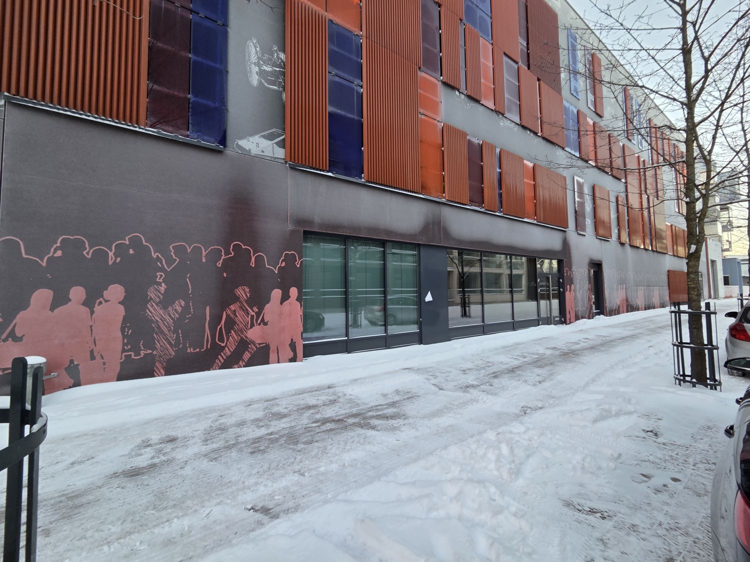 Vuokrattavana liiketila n. 135 m² Vantaan Kivistössä. Maantasossa oleva liiketila on osa pysäköintitalo Koy Vantaan Rubiiniparkkia. Liiketila sopii hyvin myös esim. kerho-tai asukastilaksi.