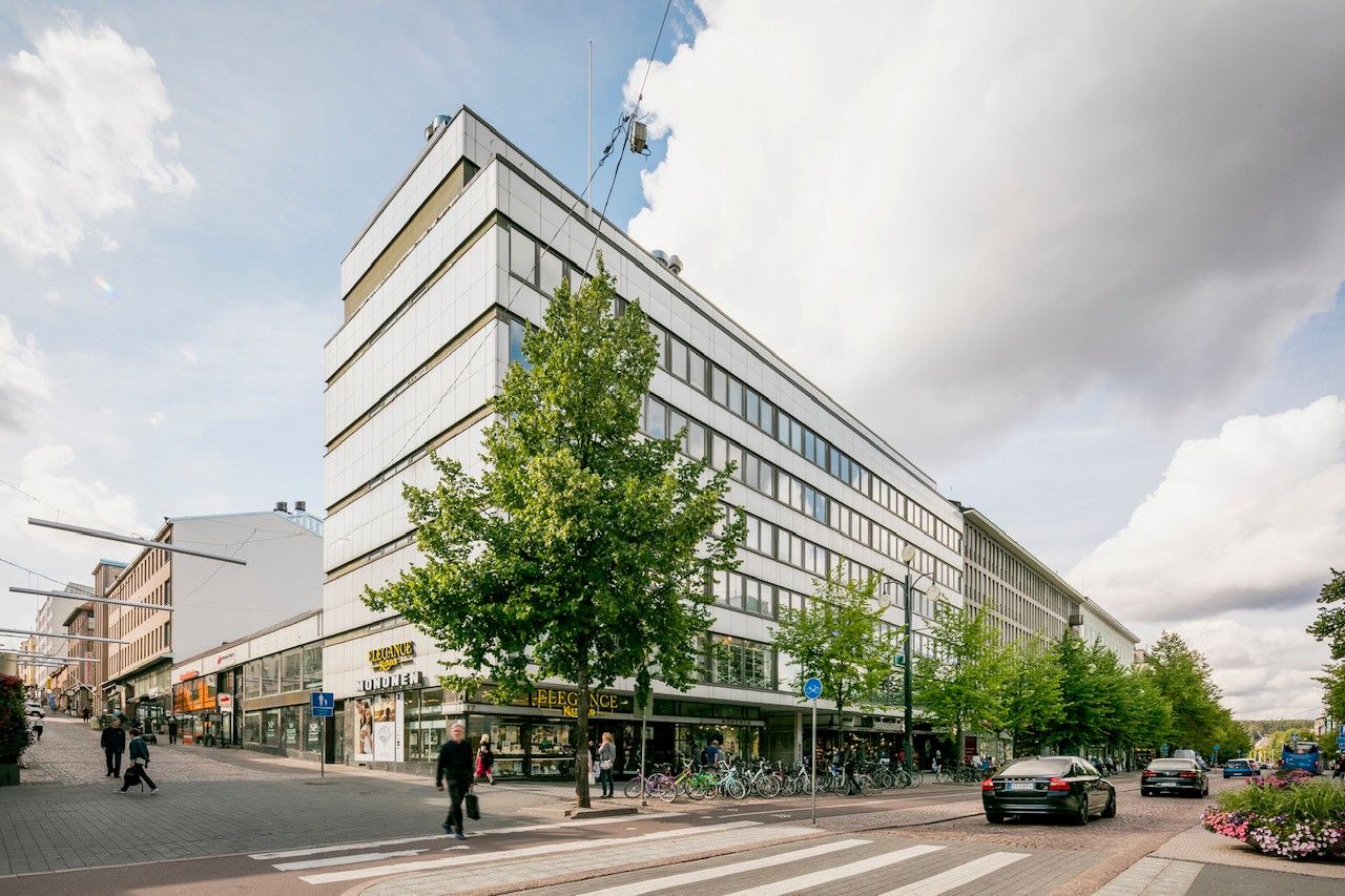 Vuokrataan liiketilaa Lahden ydinkeskustasta, Aleksanterinkadulta. Tila sijaitsee vilkkaalla kaupallisella alueella, kauppatorin läheisyydessä ja soveltuu erinomaisesti myymälä-, kahvila- tai ravintolakäyttöön. Suuret näyteikkunat Aleksanterinkadulle tarjoavat hyvän näkyvyyden.Lähiympäristössä on ...