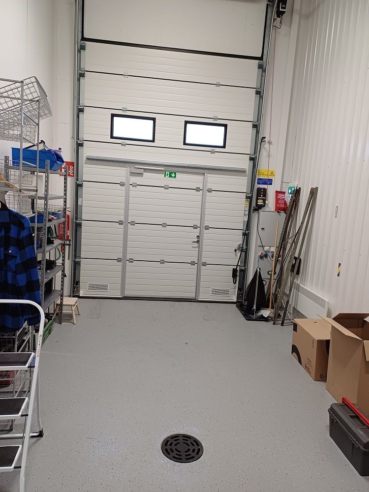 Autolla sisään varastotila