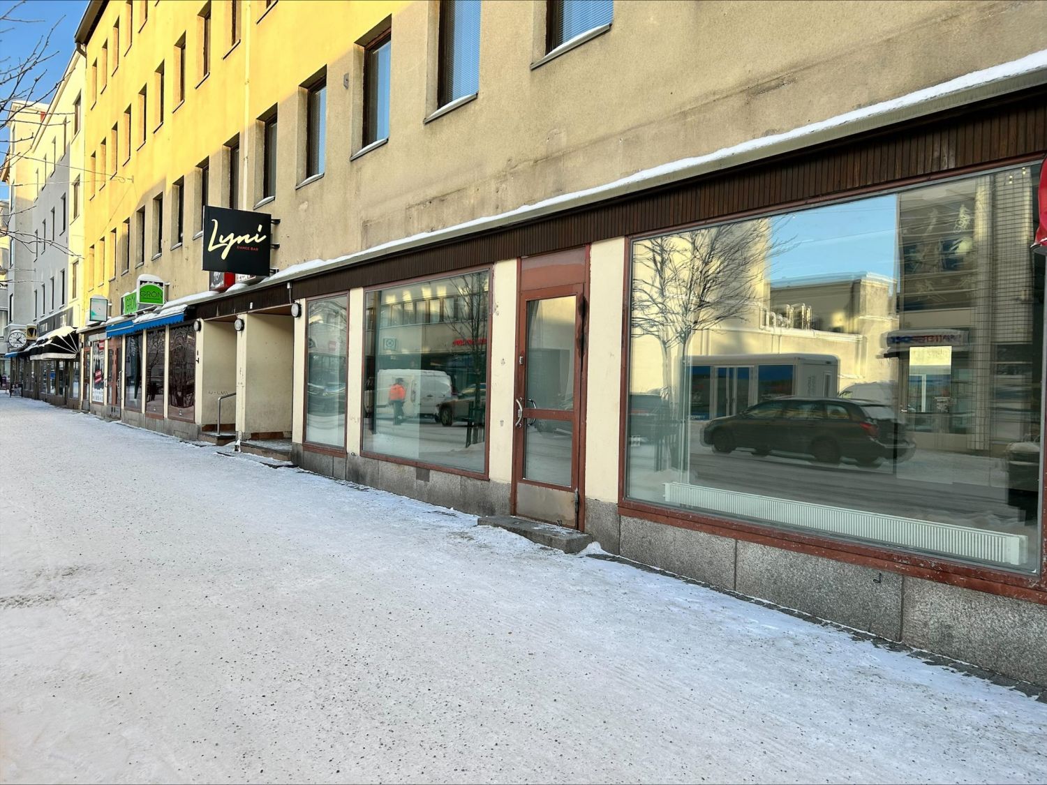 Kauppakadulla erittäin hyvällä sijainnilla liiketila vapaana uusille vuokralaisille. Isoilla ikkunoilla varustettu asiakastila taipuu moneen käyttöön. Takana sosiaali- ja toimistotilat.Vuokravakuus kahden kuukauden vuokra. Ota yhteyttä, niin käydään katsomassa, olisiko tässä sopiva tila yritykse...