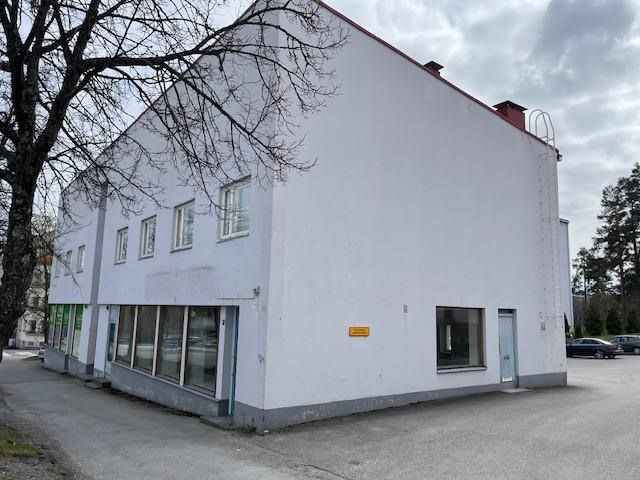 Vuokrataan Vaajakosken keskustasta katutason liiketila, jossa yhtenäinen liiketila, takatoimisto, wc. Tilasta erotettavissa erillinen huone omalla käynnillä. Huoneistoon tehty taloyhtiön toimesta kunnostustoimia ja ne saatetaan pintojen osalta loppuun kun vuokralainen löytyy.