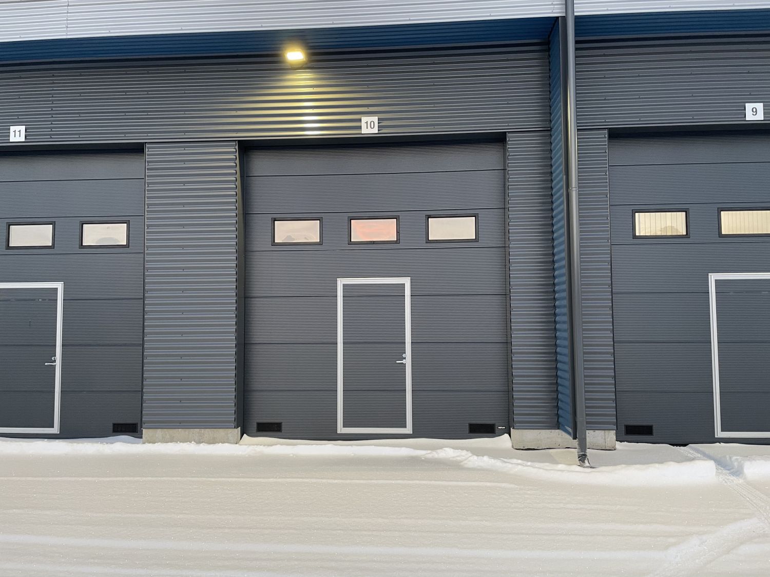 Sähköinen nosto-ovi ulkoa