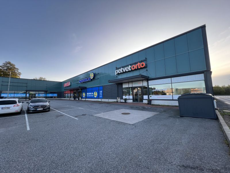 Tila on toiminut huonekaluliikkeenä. Vieressä on Power, Gigantti, McDonalds, Pet-Vet ym.