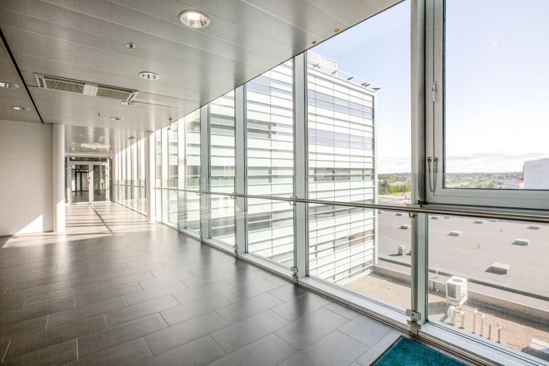 Siisti 3. kerroksen toimistotila Kupittaan sykkeessä, mutta omassa rauhassa. 4 huonetta, 2 neukkaria, avotilaa, taukotil...