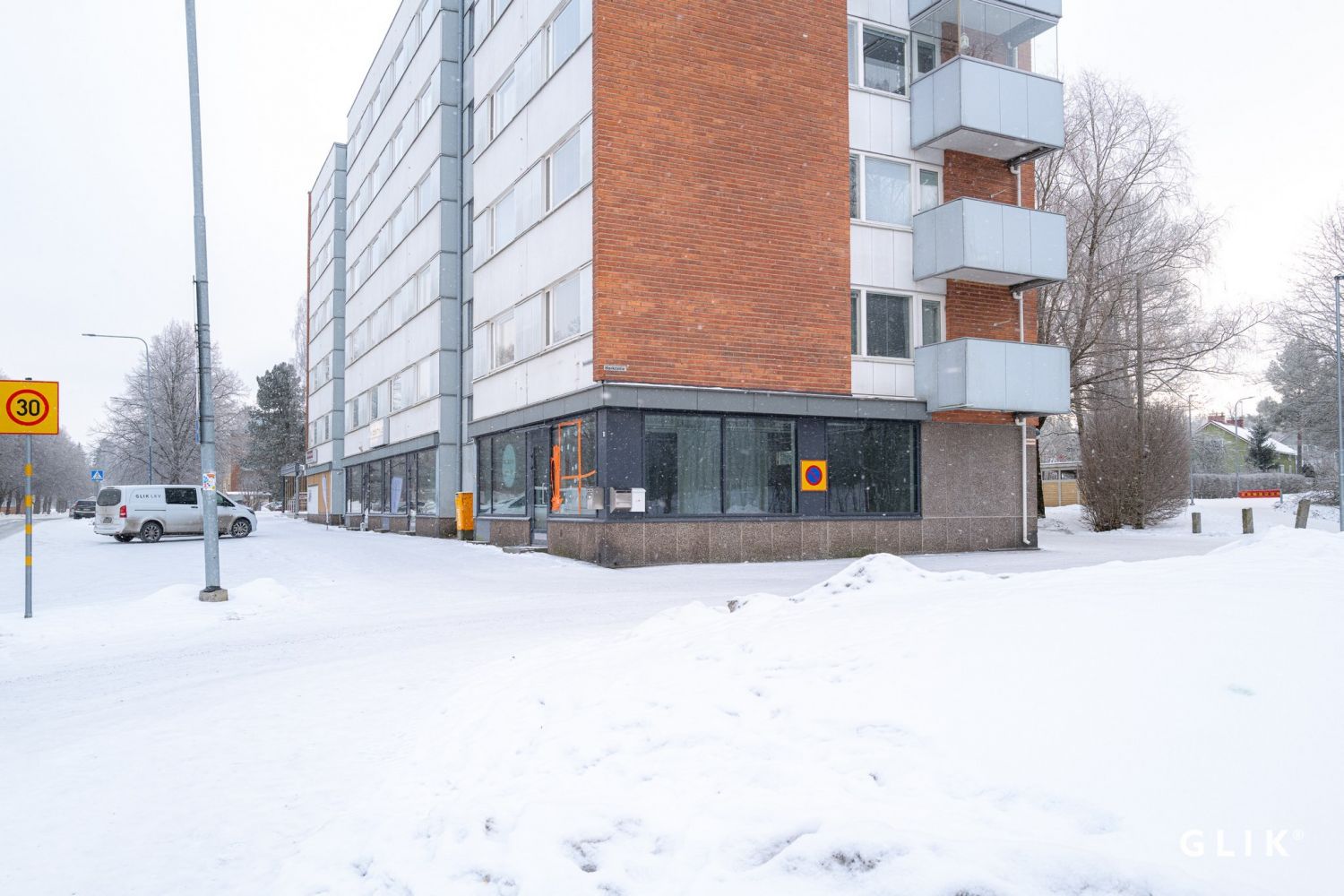 Näkyvällä paikalla liiketila Tampereen Koivistonkylässä, vapaa liikehuoneisto. 

Tilassa toimi hyvin pitkään R - kioski ...