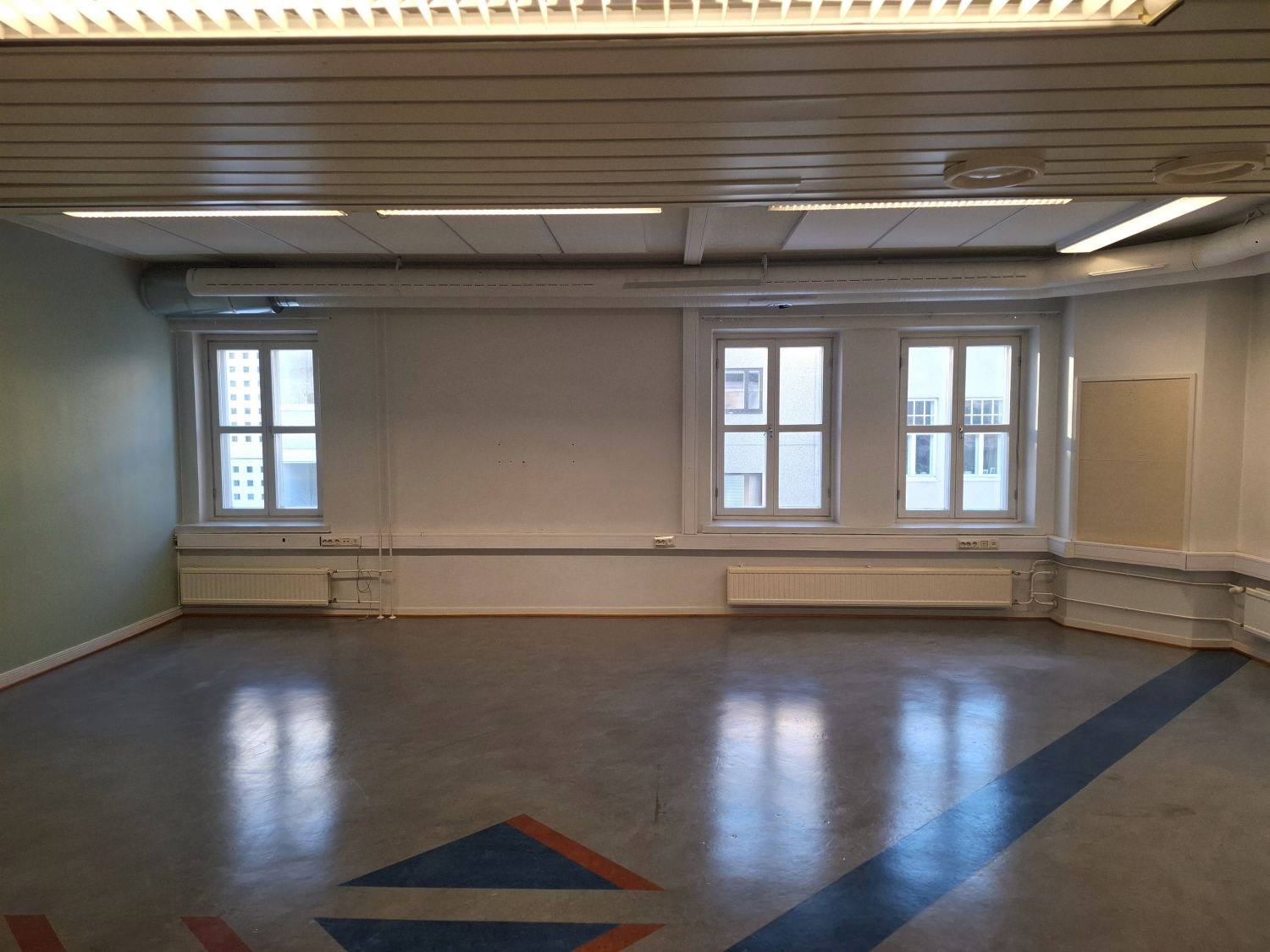 Avoitoimiston voi jakaa tarvittaessa kahdeksi tilaksi